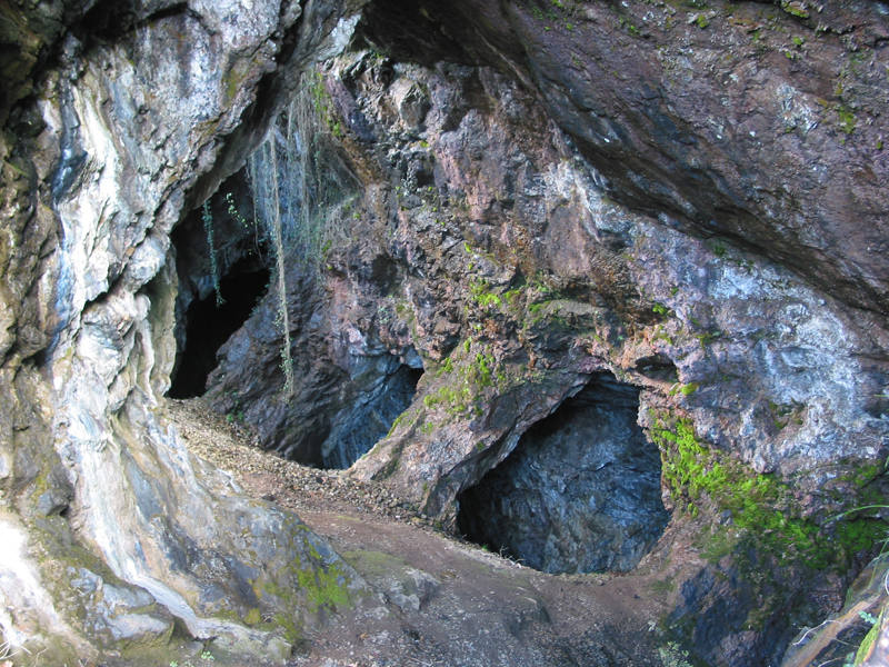 A los pies de las Peñas de Aia, un laberinto de galerías excavadas a pico convierte el valle de Oiartzun en un auténtico queso gruyer