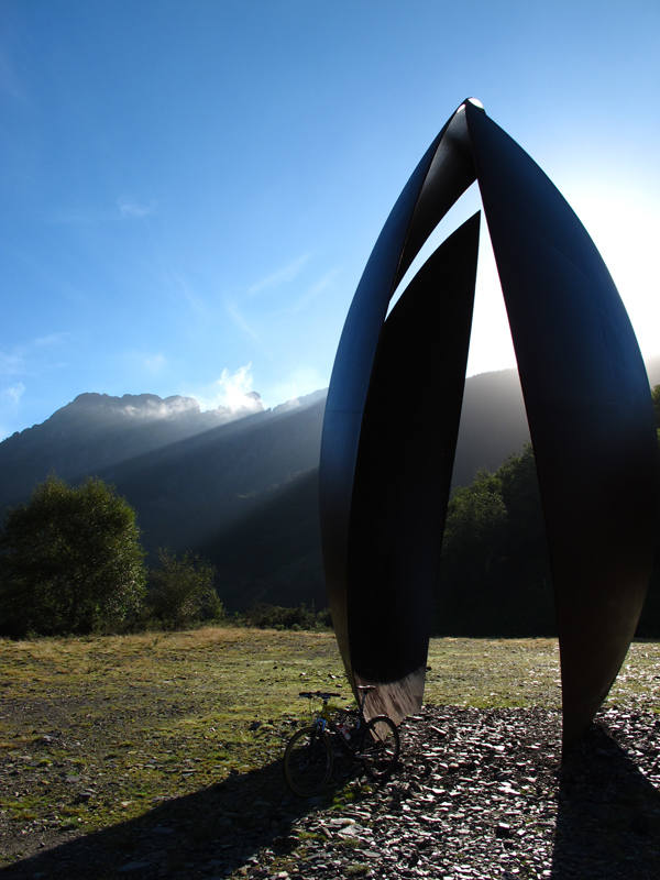 A los pies de las Peñas de Aia, un laberinto de galerías excavadas a pico convierte el valle de Oiartzun en un auténtico queso gruyer