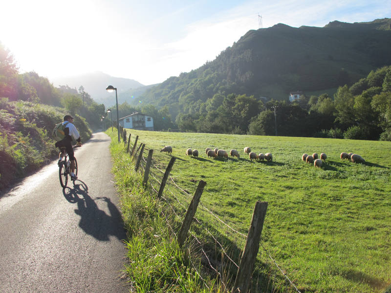 A los pies de las Peñas de Aia, un laberinto de galerías excavadas a pico convierte el valle de Oiartzun en un auténtico queso gruyer