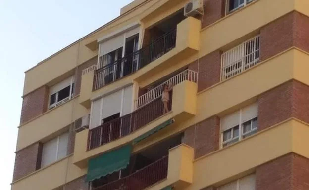 Rescatan a una niña de 5 años colgada del balcón de una octava planta en Málaga