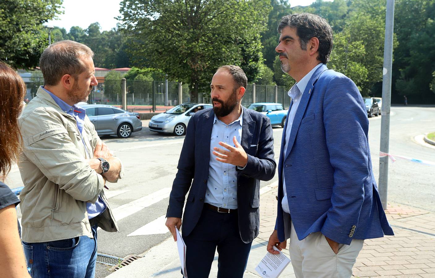 Ya se distinguen los dos tonos de color azul de la nueva pista de atletismo de la instalación donostiarra.