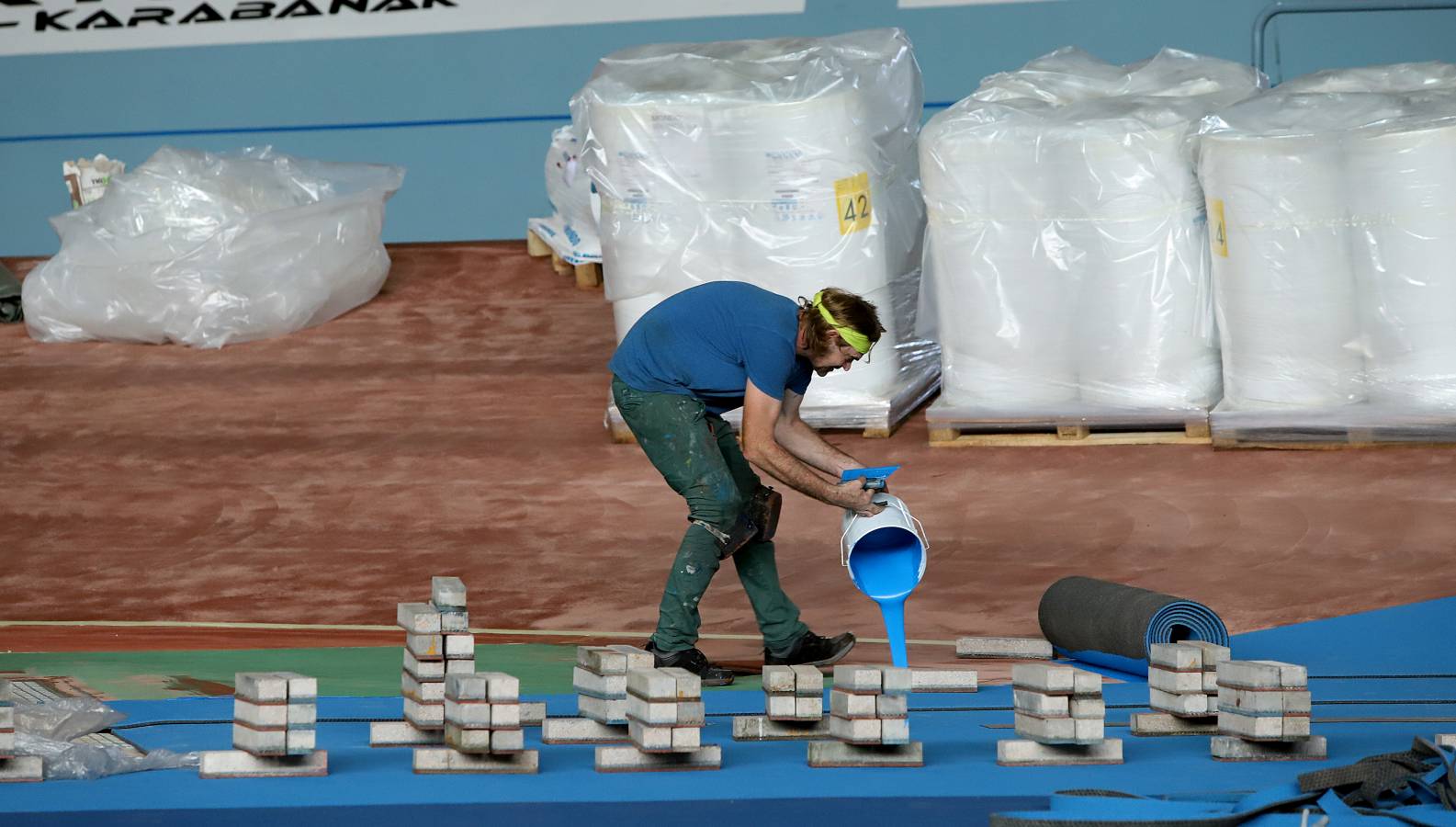 Ya se distinguen los dos tonos de color azul de la nueva pista de atletismo de la instalación donostiarra.