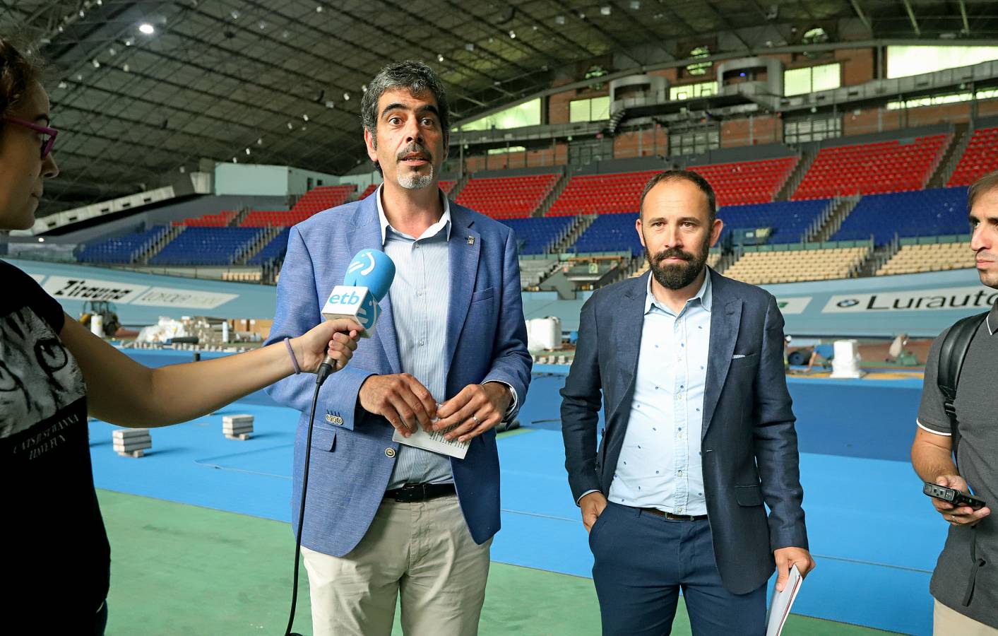 Ya se distinguen los dos tonos de color azul de la nueva pista de atletismo de la instalación donostiarra.