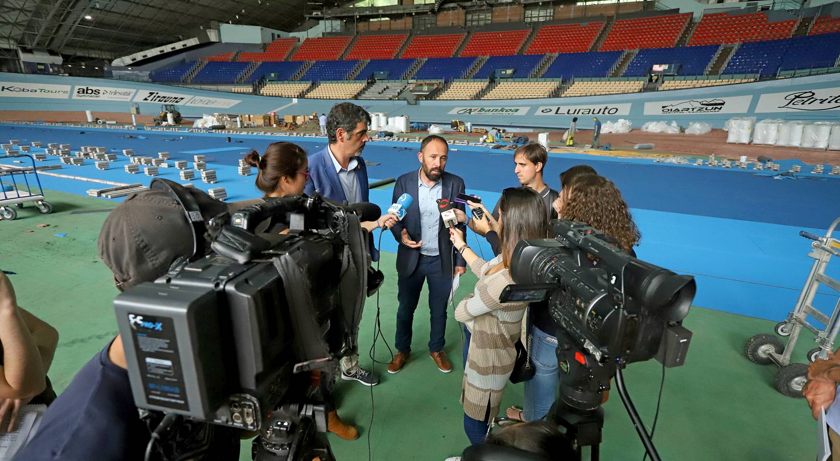 Ya se distinguen los dos tonos de color azul de la nueva pista de atletismo de la instalación donostiarra.