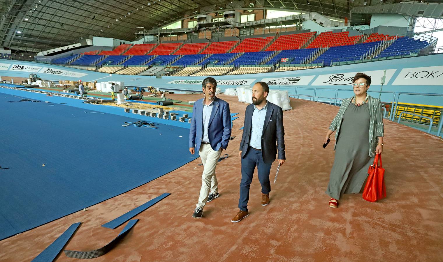 Ya se distinguen los dos tonos de color azul de la nueva pista de atletismo de la instalación donostiarra.