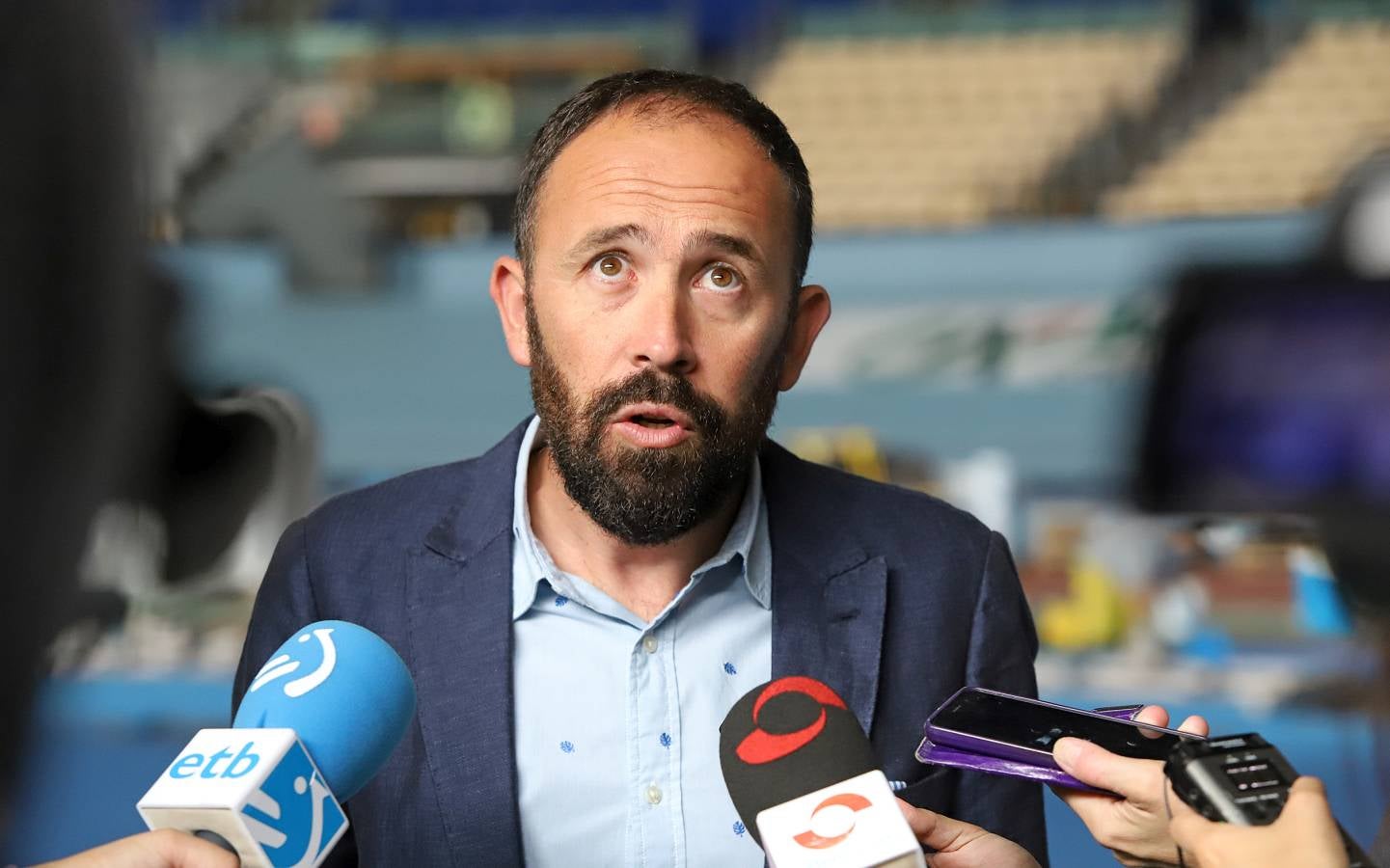 Ya se distinguen los dos tonos de color azul de la nueva pista de atletismo de la instalación donostiarra.