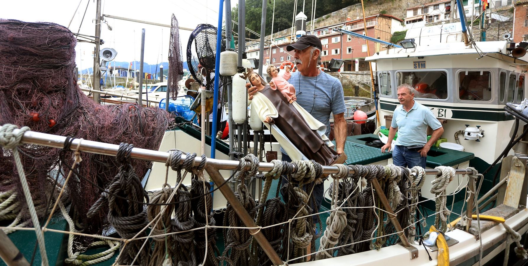 Los 'arrantzales' han paseado a la Virgen del Carmen como homenaje a la gente de la mar