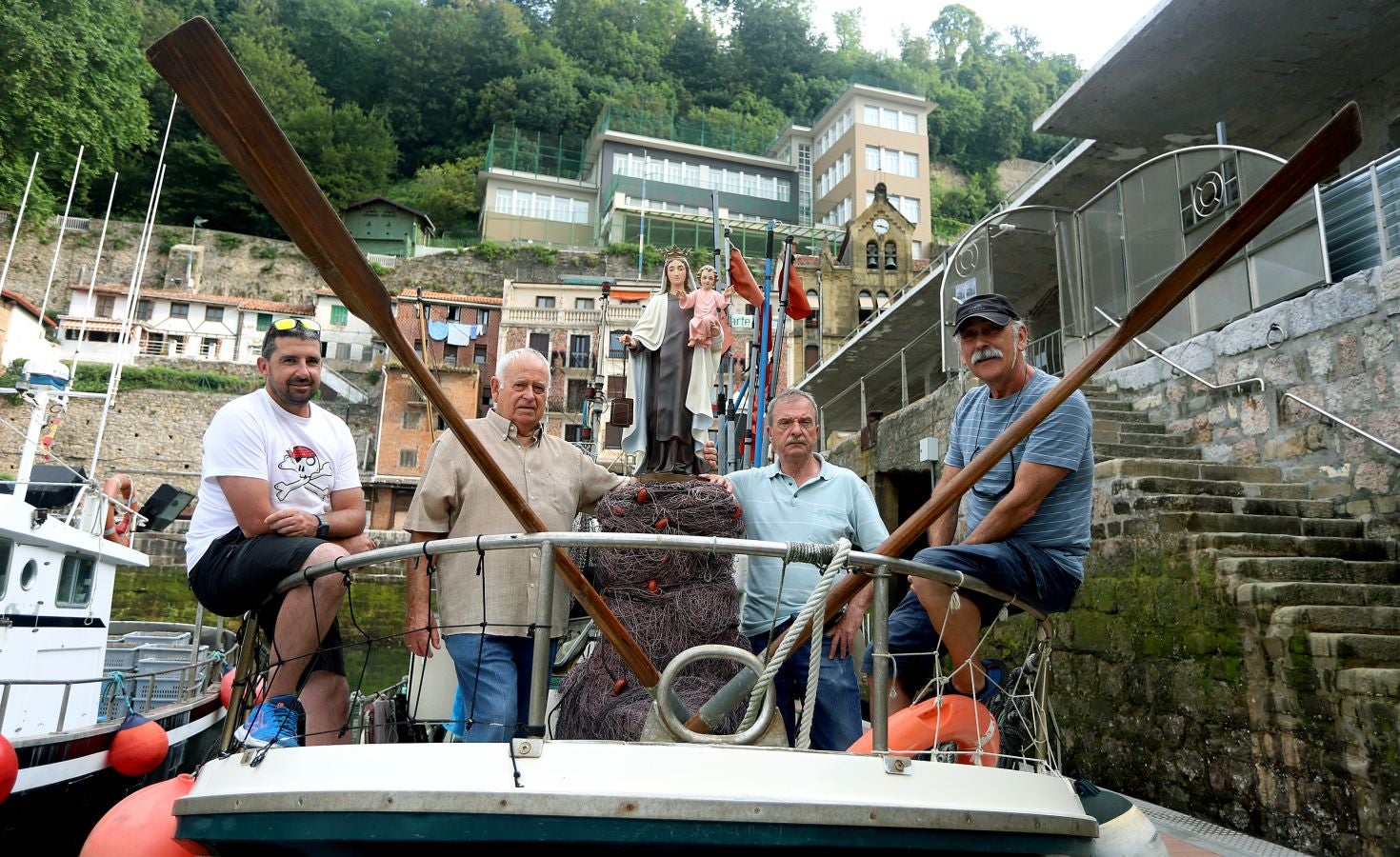 Los 'arrantzales' han paseado a la Virgen del Carmen como homenaje a la gente de la mar