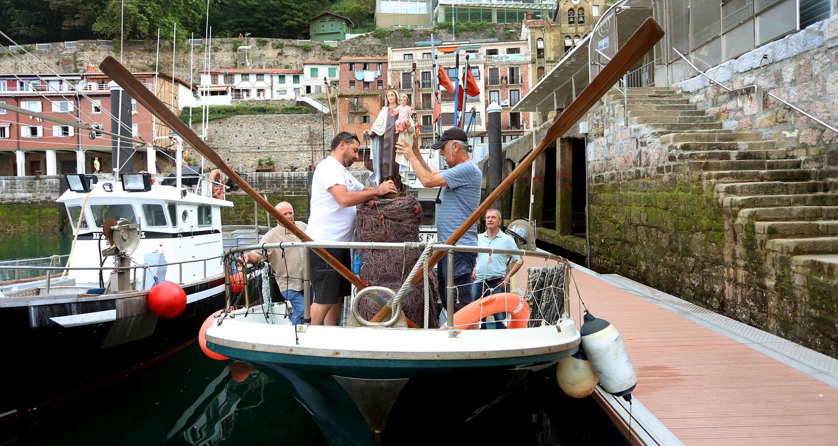 Los 'arrantzales' han paseado a la Virgen del Carmen como homenaje a la gente de la mar