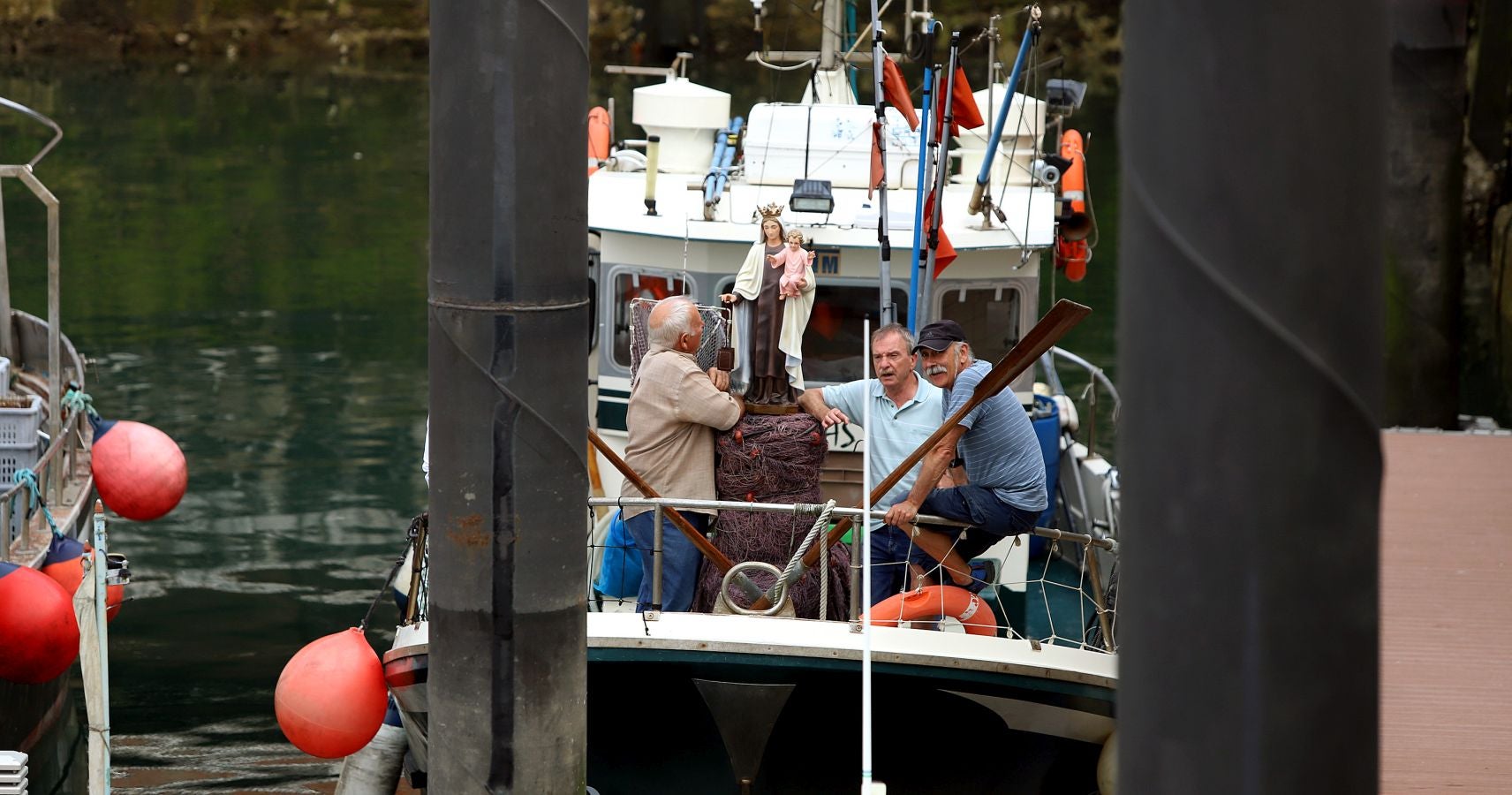 Los 'arrantzales' han paseado a la Virgen del Carmen como homenaje a la gente de la mar