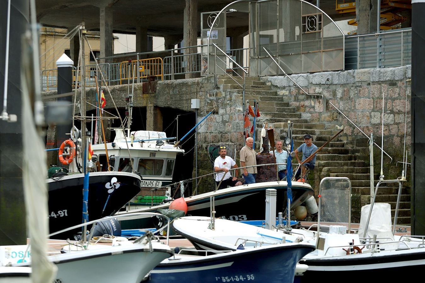 Los 'arrantzales' han paseado a la Virgen del Carmen como homenaje a la gente de la mar