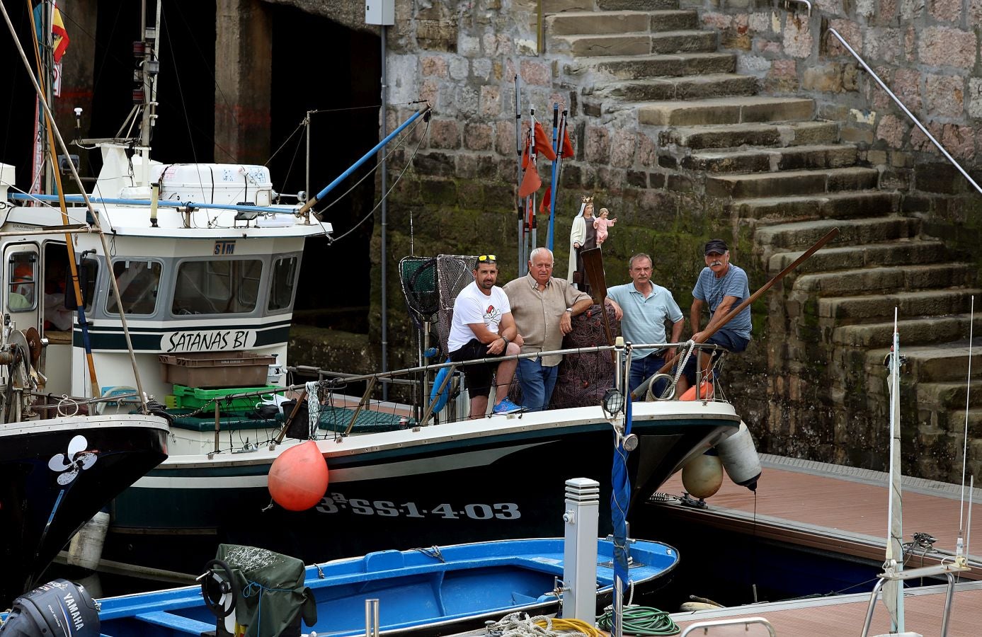 Los 'arrantzales' han paseado a la Virgen del Carmen como homenaje a la gente de la mar