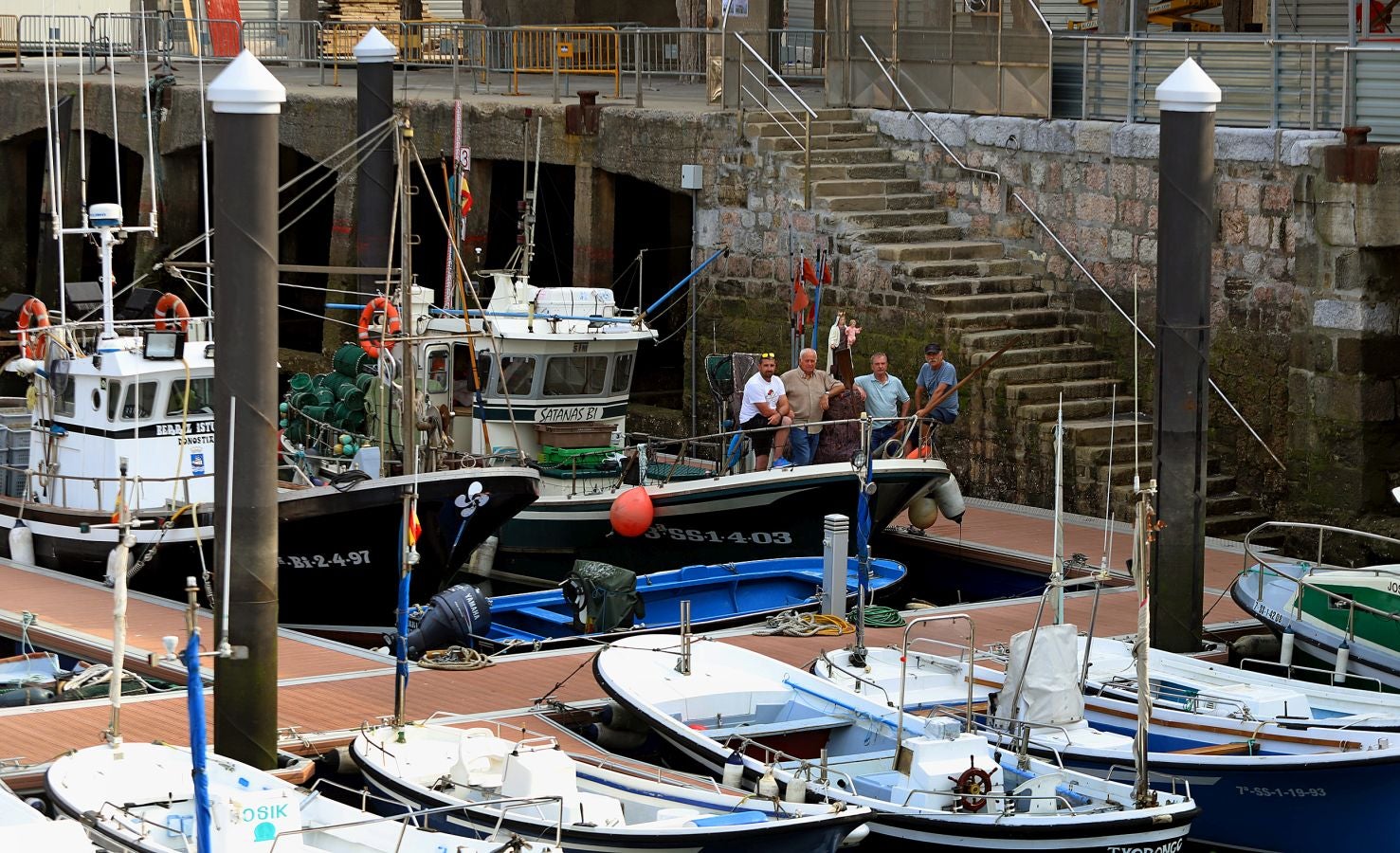 Los 'arrantzales' han paseado a la Virgen del Carmen como homenaje a la gente de la mar