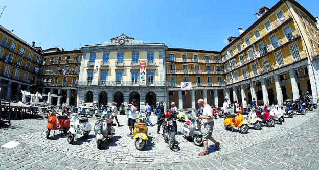 Los amantes de las vespas se citarán mañana en la plaza Euskal Herria, en la segunda edición de esta concentración. Imagen de la pasada edición.
