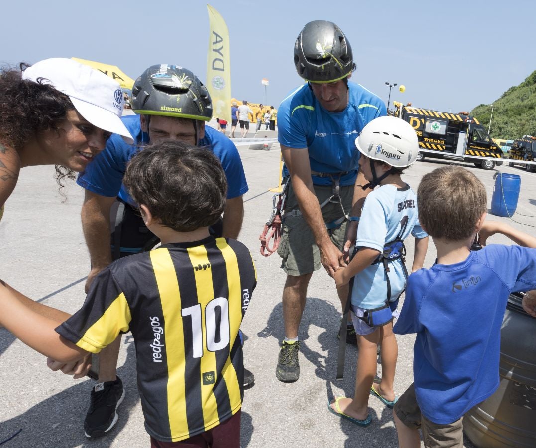 La DYA de Gipuzkoa ha celebrado su 45 aniversario con diferentes actividades en la explanada de Sagües