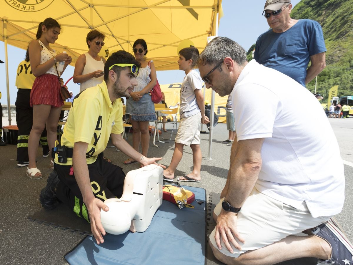La DYA de Gipuzkoa ha celebrado su 45 aniversario con diferentes actividades en la explanada de Sagües