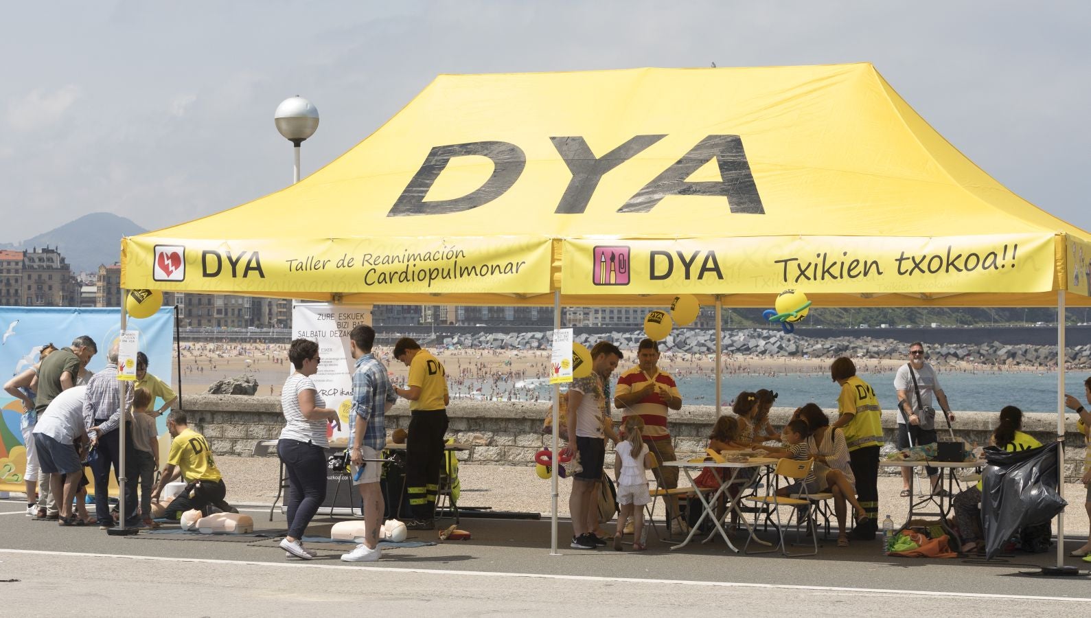 La DYA de Gipuzkoa ha celebrado su 45 aniversario con diferentes actividades en la explanada de Sagües