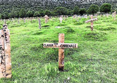 Imagen secundaria 1 - Reconstrucción. Tras descubrir el empedrado oculto bajo la tierra se llevan plantadas 3.000 cruces. #A la izquierda, Joseba del Valle a la carretilla. Arriba, Clint Eastwood y Lee Van Cleef junto a un guardia #civil durante el rodaje de 'El bueno, el feo y el malo'.