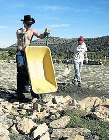 Imagen secundaria 2 - Reconstrucción. Tras descubrir el empedrado oculto bajo la tierra se llevan plantadas 3.000 cruces. #A la izquierda, Joseba del Valle a la carretilla. Arriba, Clint Eastwood y Lee Van Cleef junto a un guardia #civil durante el rodaje de 'El bueno, el feo y el malo'.