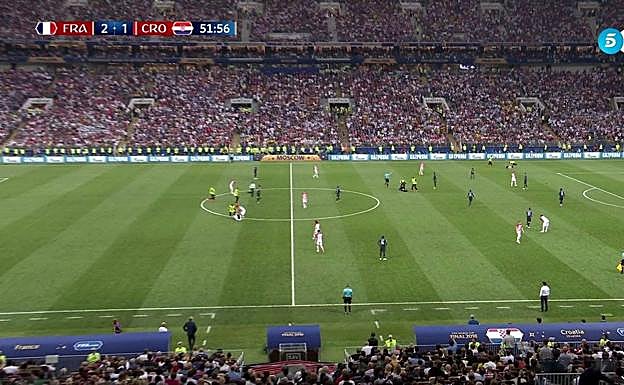 Los espontáneos saltan al césped. 