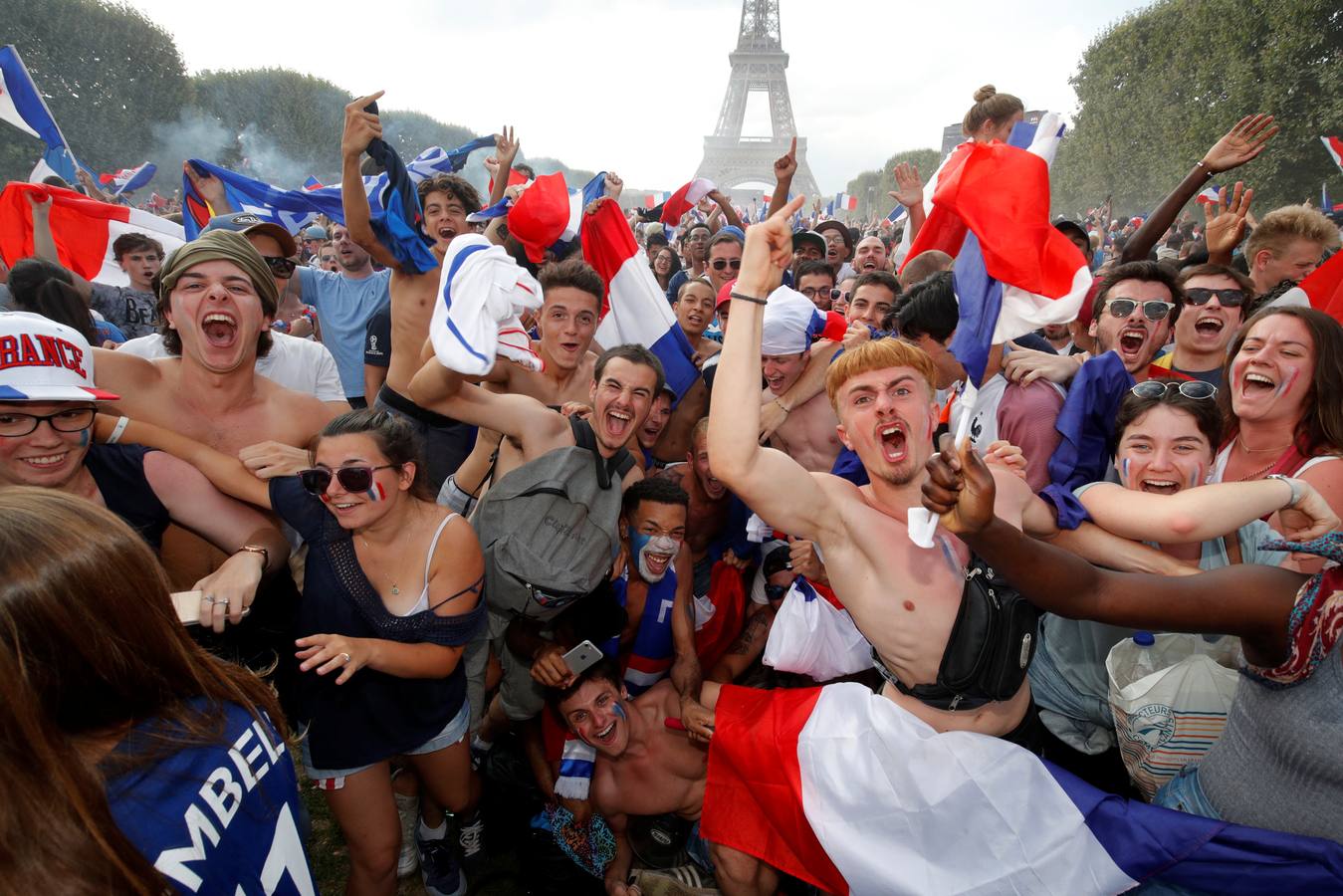 Los franceses se han echado a las calles de París apra celebrar el Mundial que ha ganado su selección en rusia.