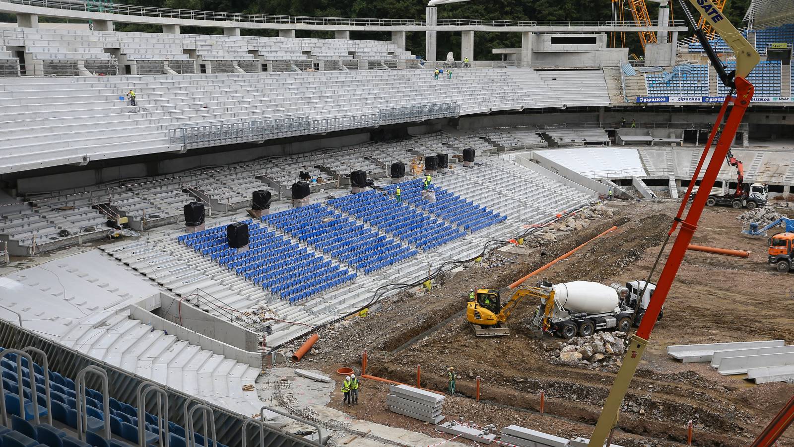 El nuevo campo de la Real Sociedad ya cuenta con sus primeros asientos.