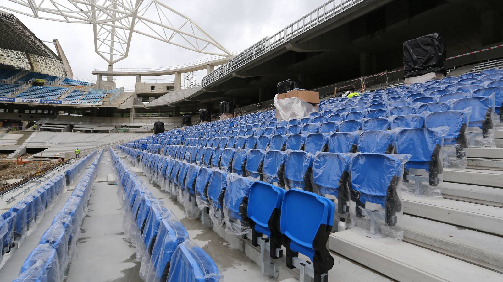 El nuevo campo de la Real Sociedad ya cuenta con sus primeros asientos.