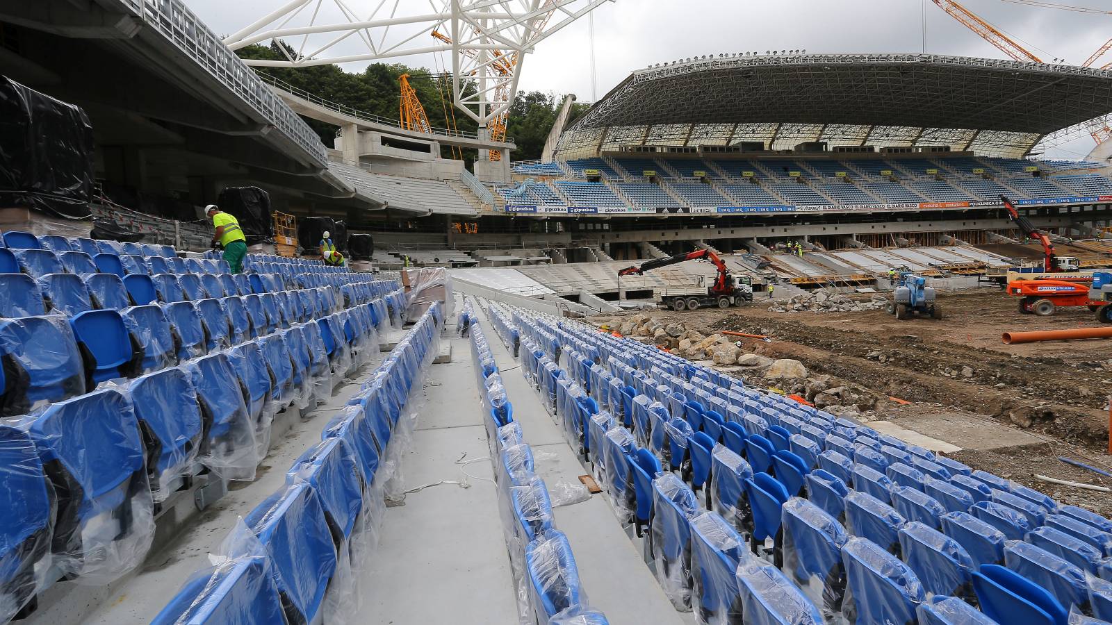 El nuevo campo de la Real Sociedad ya cuenta con sus primeros asientos.