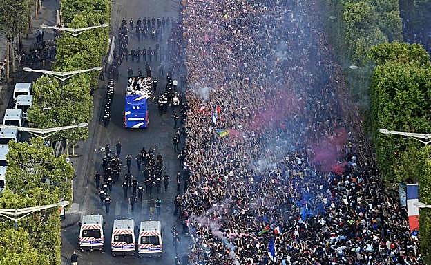 Autobús de la selección francesa recorriendo las calles de París