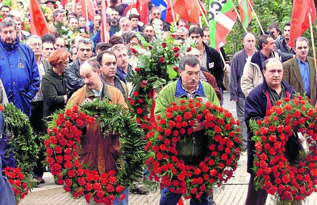 Compañeros de CC OO del funcionario de prisiones Máximo Casado (en la fotografía de abajo) portan coronas de flores en su funeral. 