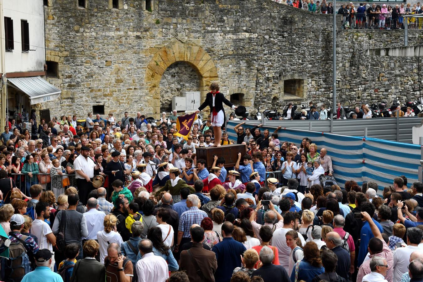 Este lunes 16 de julio se ha celebrado el día de la Virgen del Carmen en San Sebastián. El festejo, este año, ha contado con una novedad, la Cofradía donostiarra Karmengo Ama ha recuperado la tradicional procesión marítima de la Virgen por la bahía de La Concha. 
