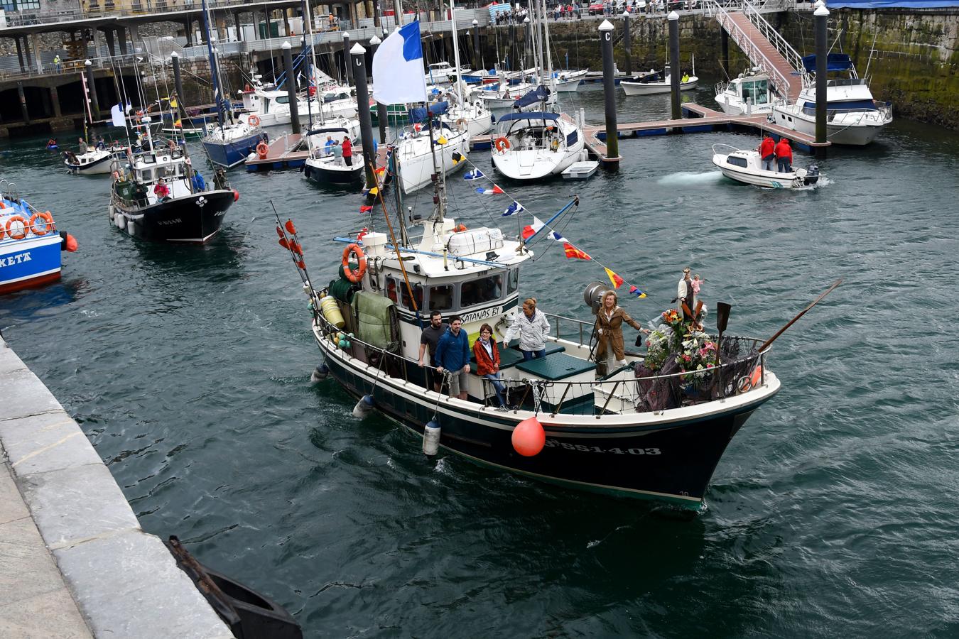 Este lunes 16 de julio se ha celebrado el día de la Virgen del Carmen en San Sebastián. El festejo, este año, ha contado con una novedad, la Cofradía donostiarra Karmengo Ama ha recuperado la tradicional procesión marítima de la Virgen por la bahía de La Concha. 
