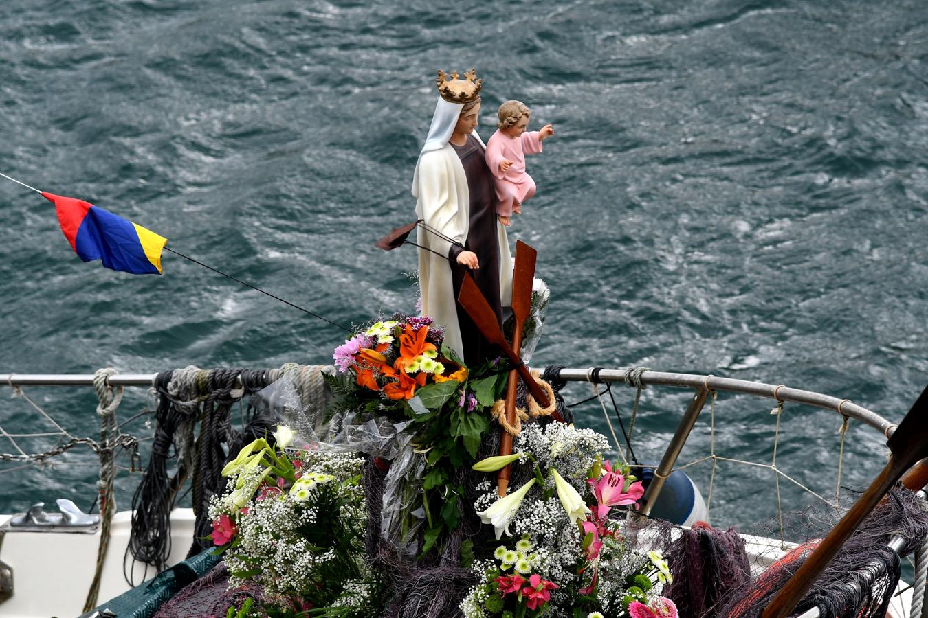 Este lunes 16 de julio se ha celebrado el día de la Virgen del Carmen en San Sebastián. El festejo, este año, ha contado con una novedad, la Cofradía donostiarra Karmengo Ama ha recuperado la tradicional procesión marítima de la Virgen por la bahía de La Concha. 
