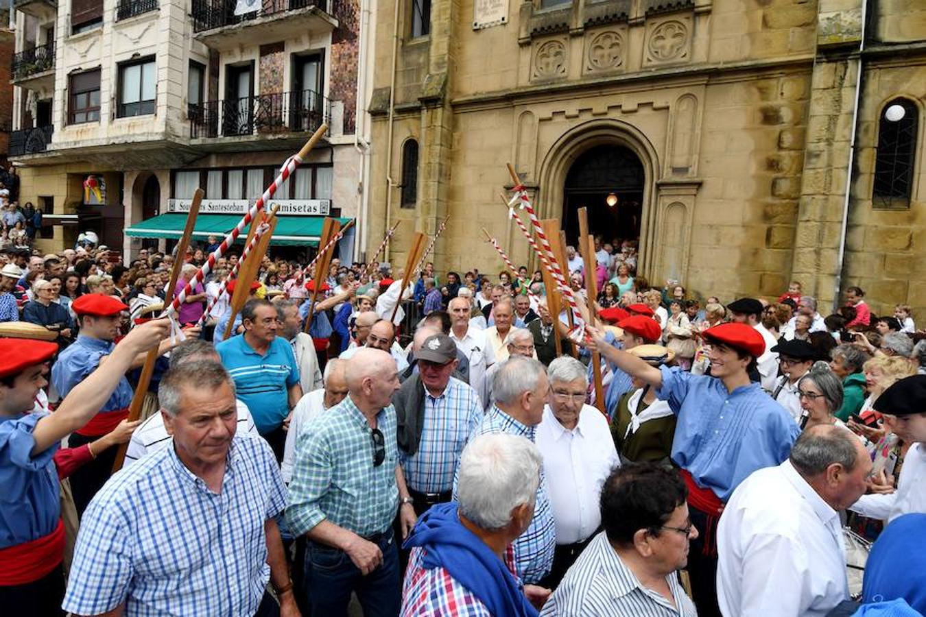 Este lunes 16 de julio se ha celebrado el día de la Virgen del Carmen en San Sebastián. El festejo, este año, ha contado con una novedad, la Coofradía donostiarra Karmengo Ama ha recuperado la tradicional procesión marítima de la Virgen por la bahía de La Concha. 
