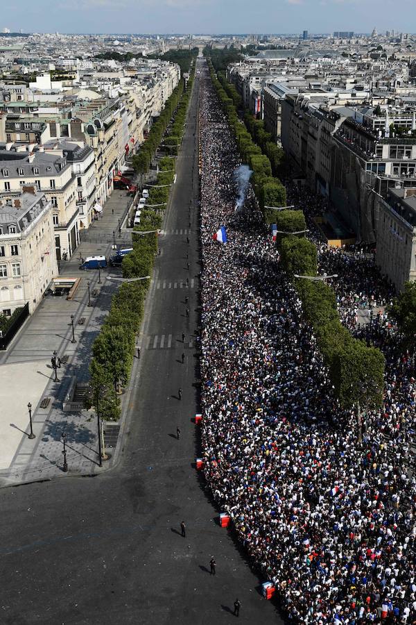 Los 'bleus' entregaron la Copa del Mundo a la afición y celebraron su victoria por las calles de París y en el Palacio del Elíseo con el presidente Emmanuel Macron