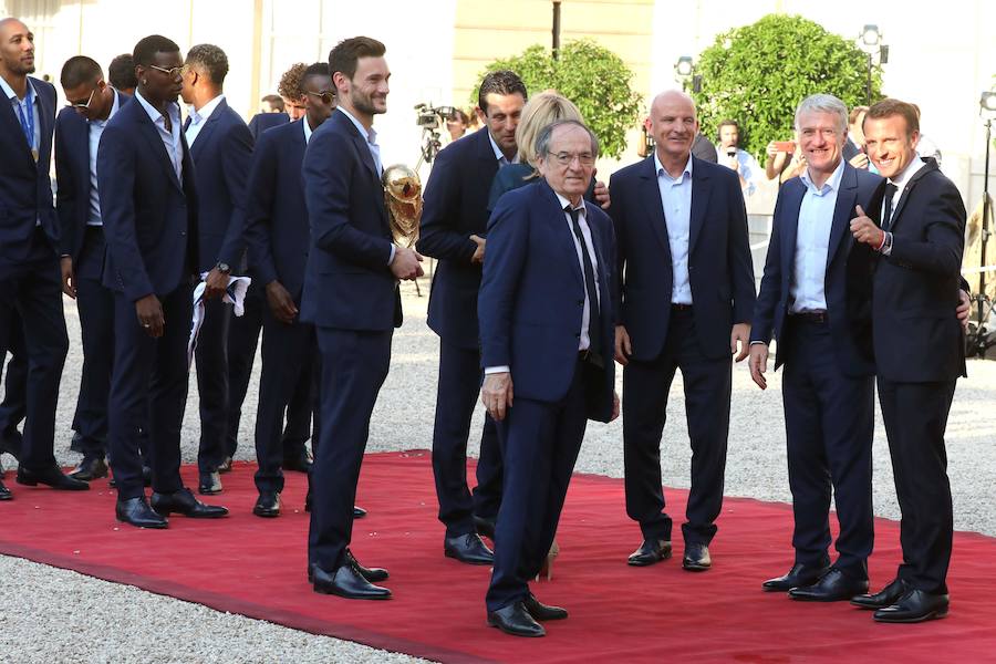 Los 'bleus' entregaron la Copa del Mundo a la afición y celebraron su victoria por las calles de París y en el Palacio del Elíseo con el presidente Emmanuel Macron