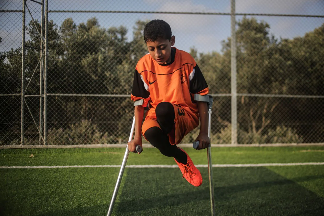 Jugadores de fútbol amputados palestinos participan en una sesión de entrenamiento de su equipo en el estadio Deir Al Balah, en el centro de la Franja de Gaza.