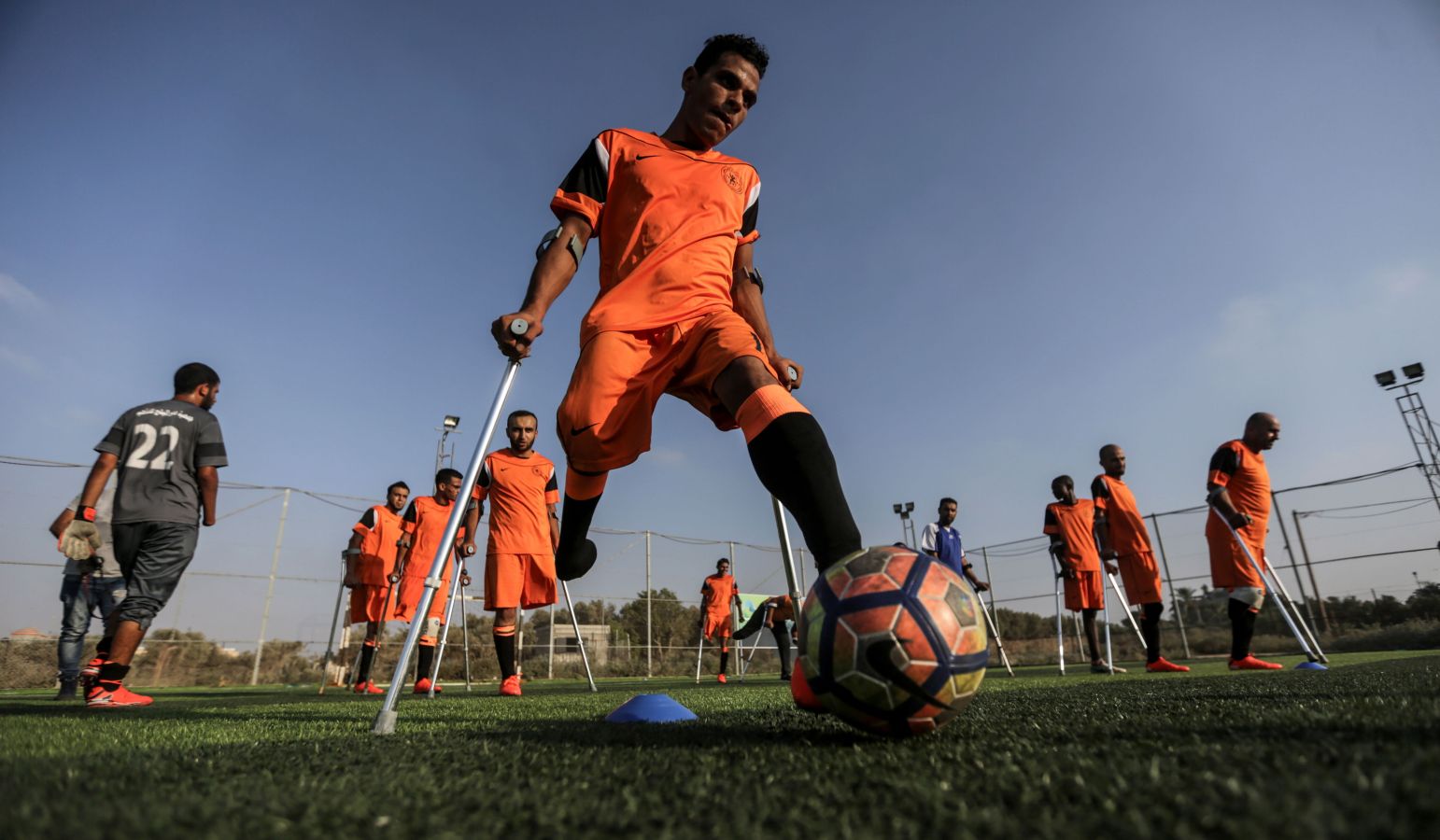 Jugadores de fútbol amputados palestinos participan en una sesión de entrenamiento de su equipo en el estadio Deir Al Balah, en el centro de la Franja de Gaza.