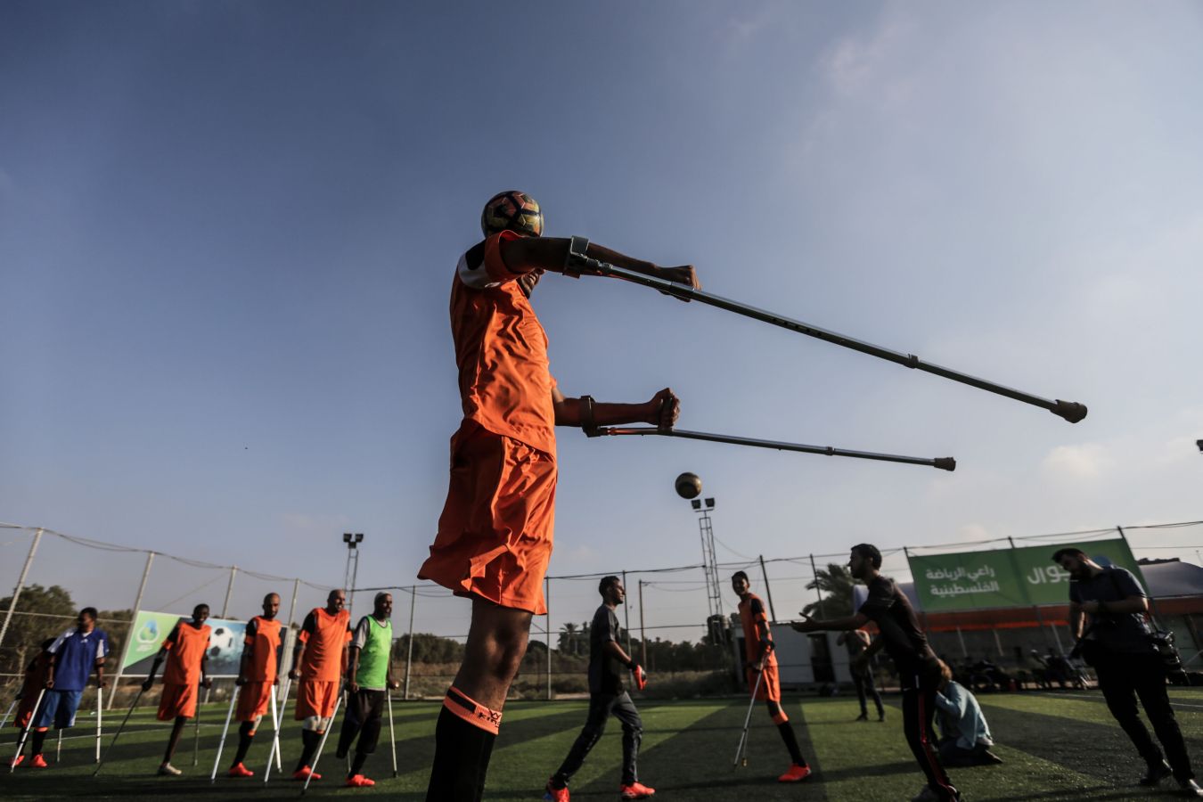 Jugadores de fútbol amputados palestinos participan en una sesión de entrenamiento de su equipo en el estadio Deir Al Balah, en el centro de la Franja de Gaza.