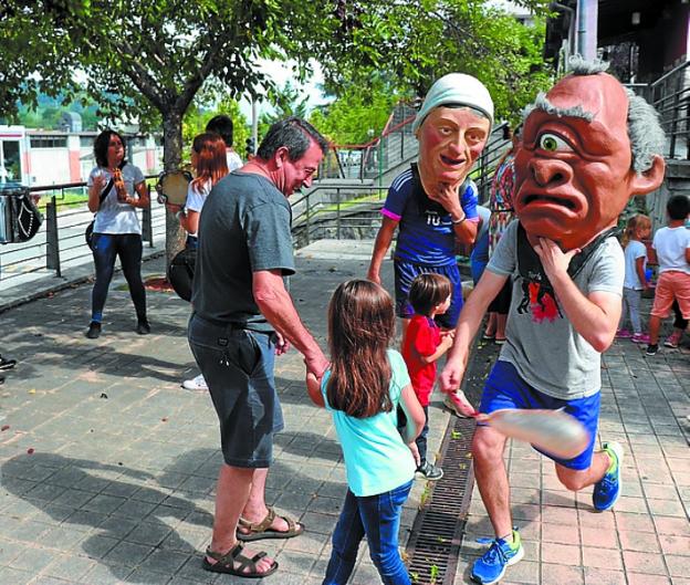 Los cabezudos con Ttirriki Ttarraka en el inicio festivo.