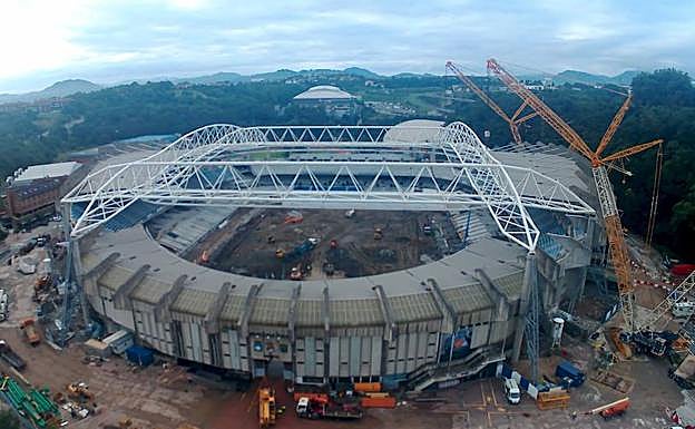 La cuarta cercha de Anoeta está siendo izada desde primera hora de la mañana.