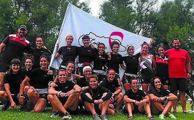 La tripulación de Hibaika y los técnicos Gorka Ibarluzea y Gorka Barbado, con la bandera de Camargo. 