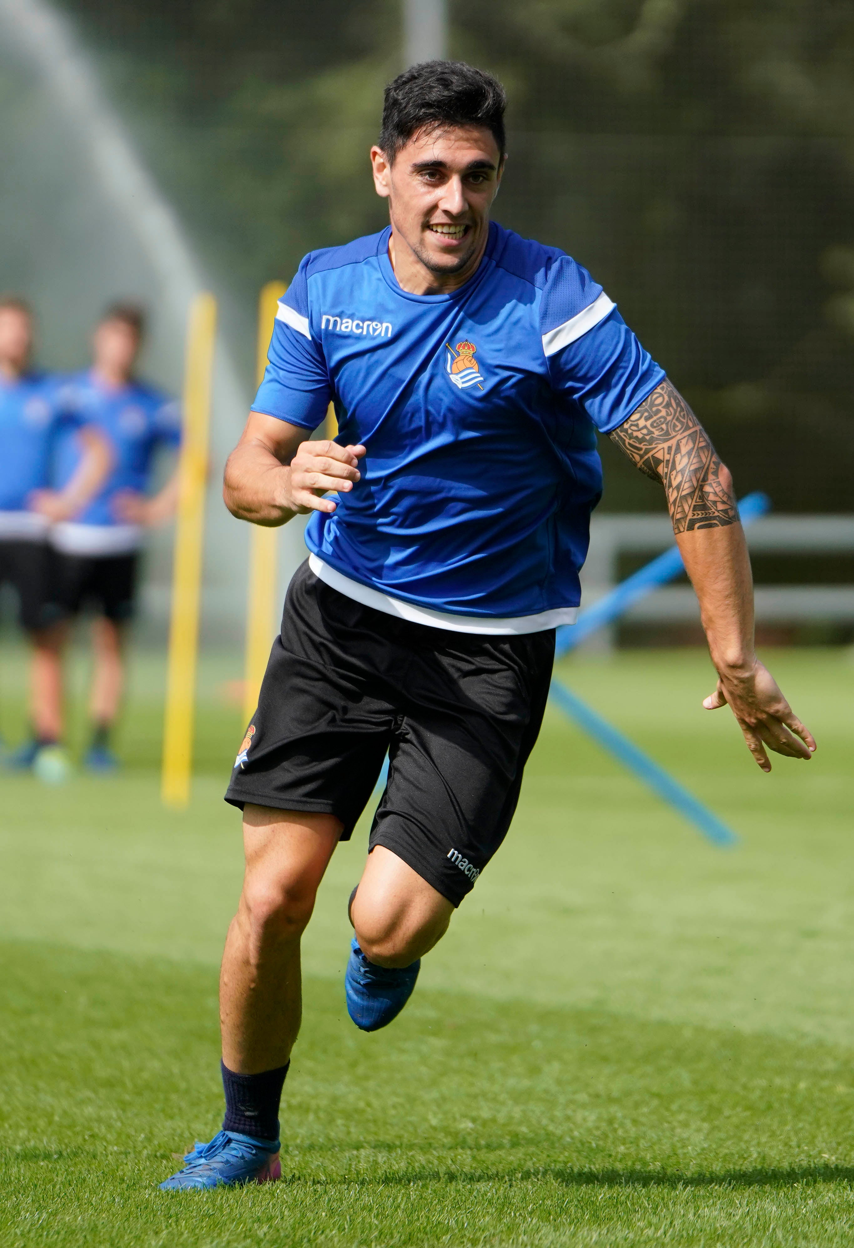 El nuevo fichaje de la Real Sociedad ha abandonado el campo molesto del hombro derecho 