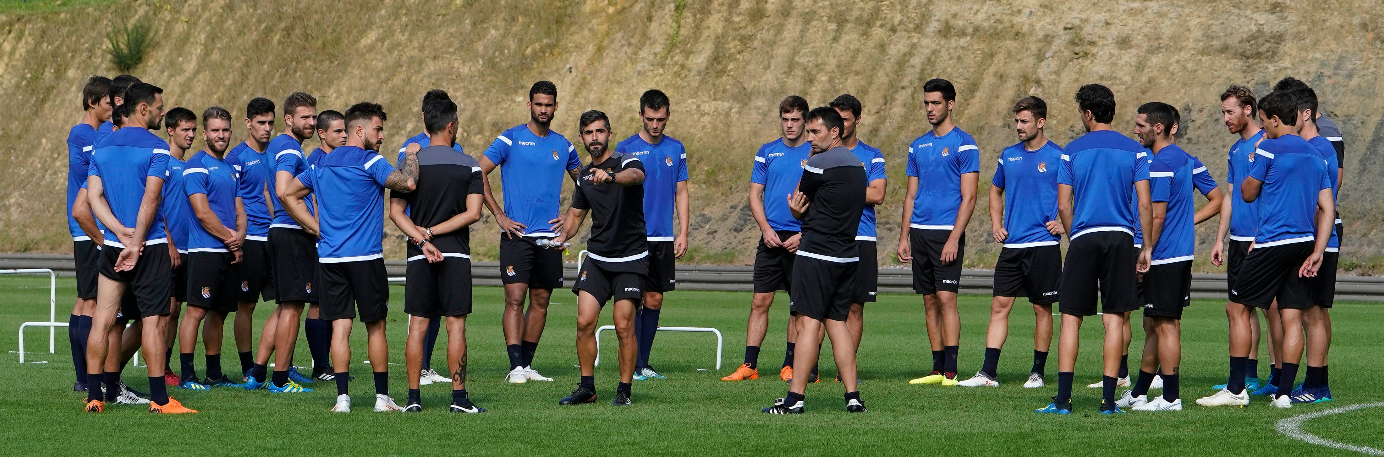 El nuevo fichaje de la Real Sociedad ha abandonado el campo molesto del hombro derecho 