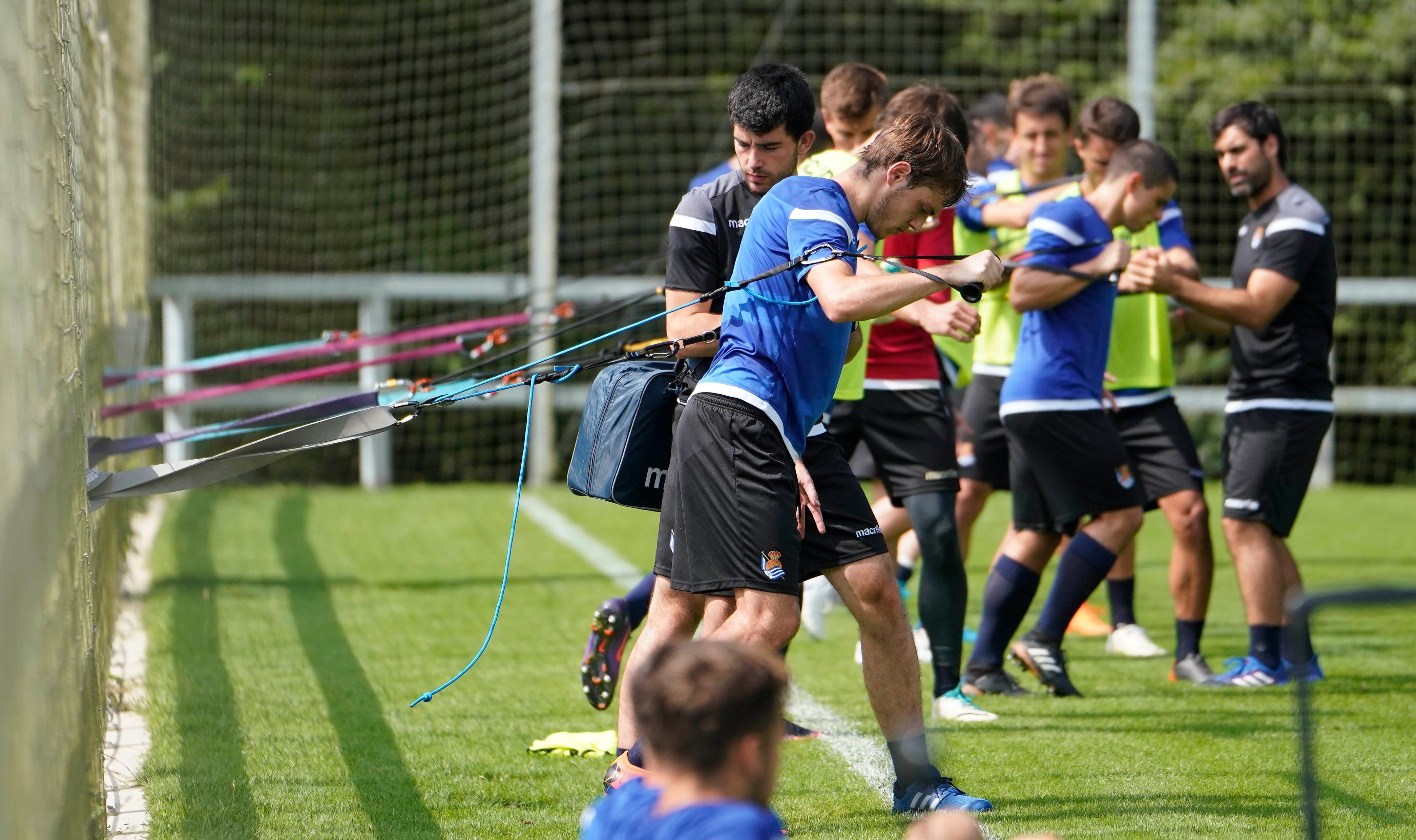 El nuevo fichaje de la Real Sociedad ha abandonado el campo molesto del hombro derecho 