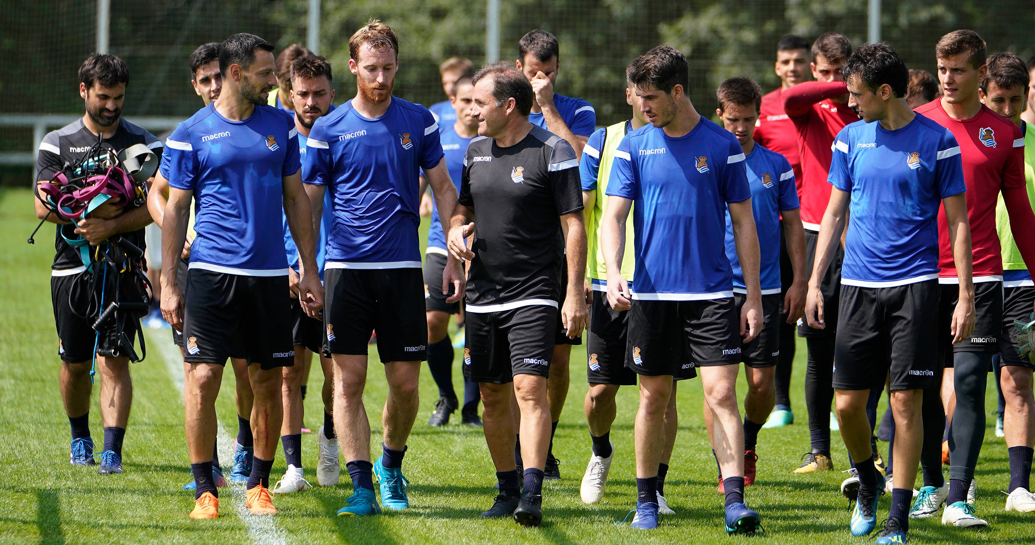 El nuevo fichaje de la Real Sociedad ha abandonado el campo molesto del hombro derecho 