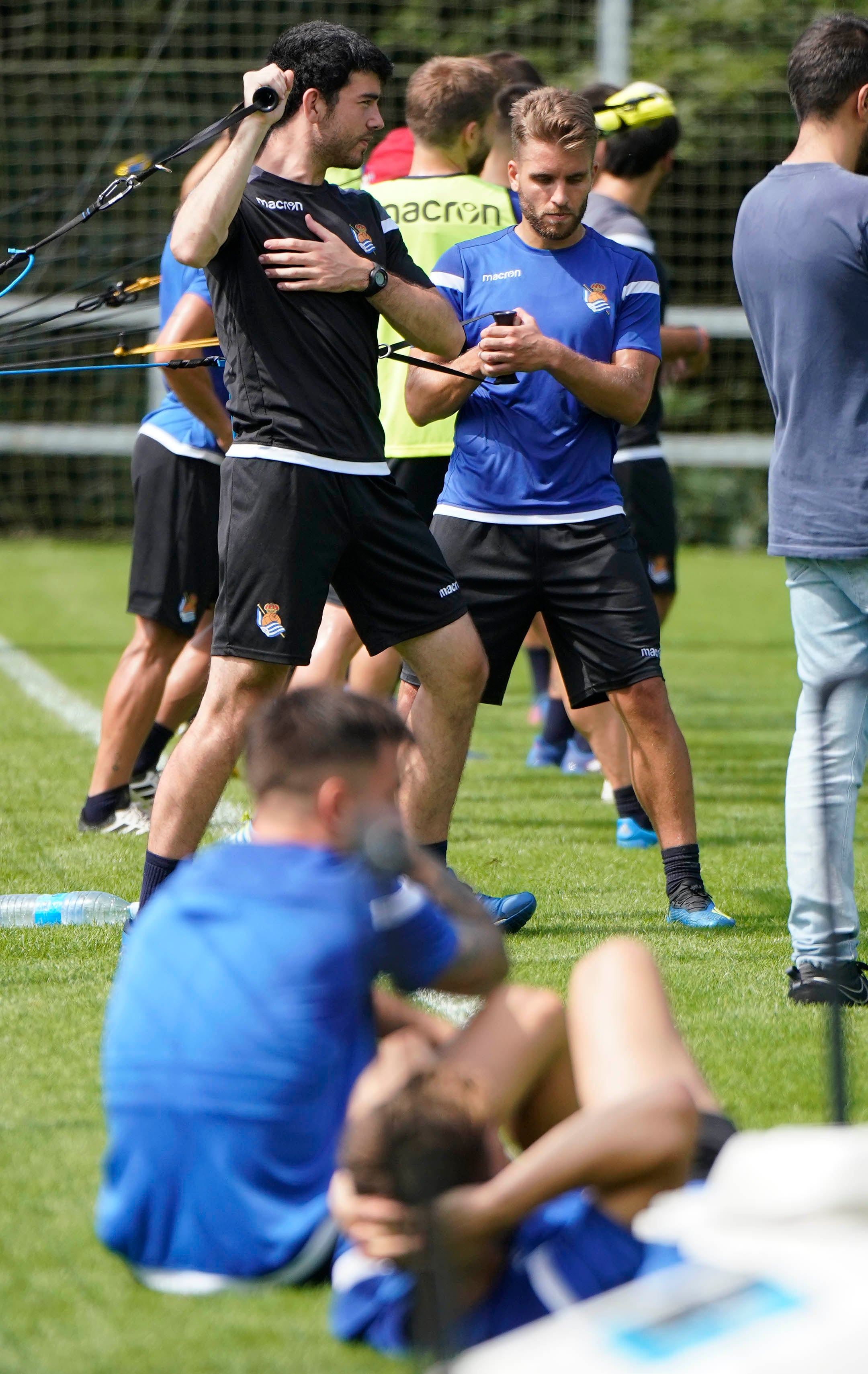 El nuevo fichaje de la Real Sociedad ha abandonado el campo molesto del hombro derecho 