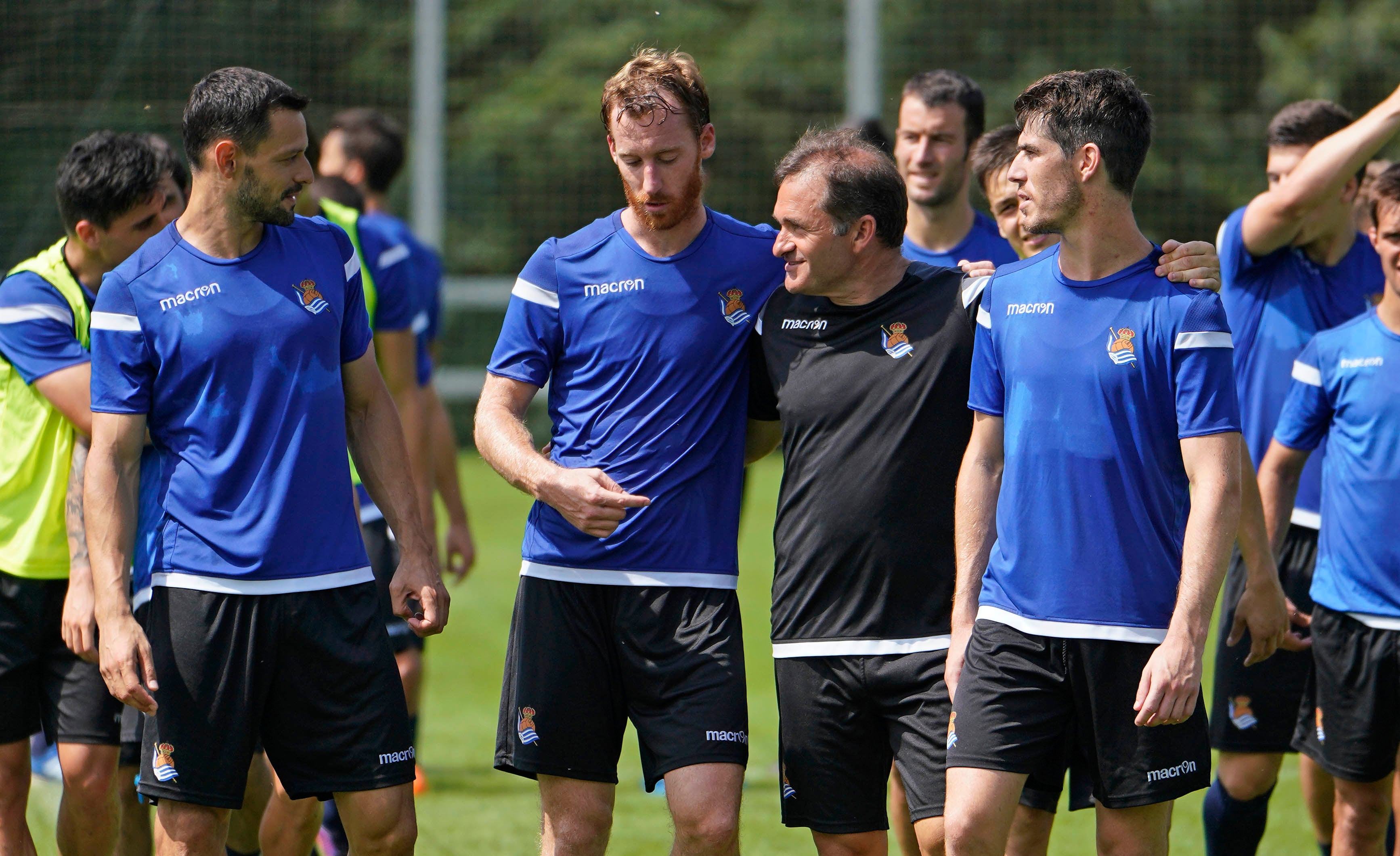 El nuevo fichaje de la Real Sociedad ha abandonado el campo molesto del hombro derecho 
