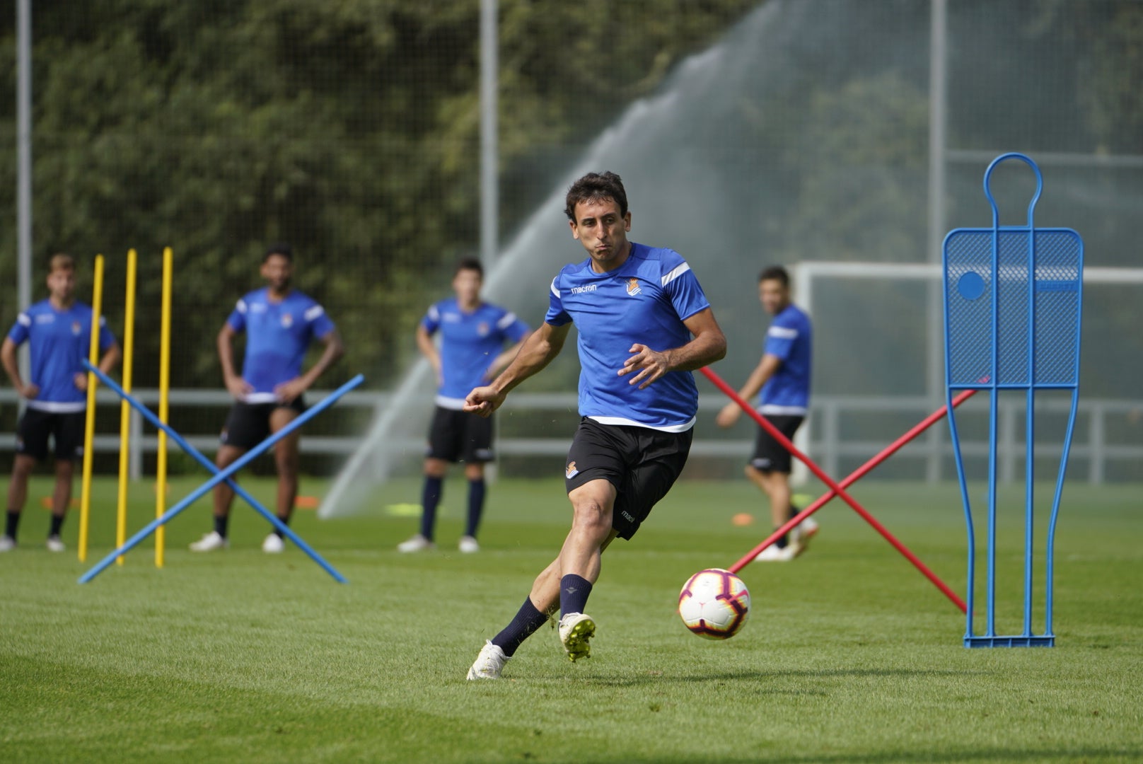 El nuevo fichaje de la Real Sociedad ha abandonado el campo molesto del hombro derecho 