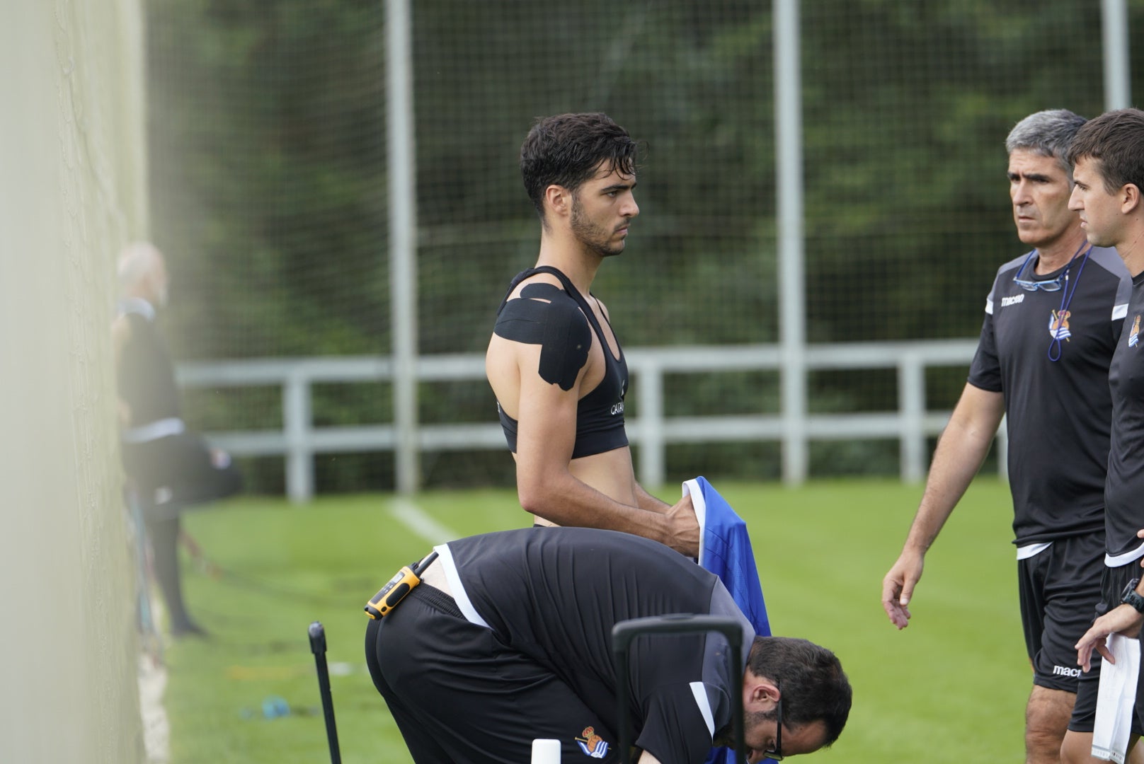 El nuevo fichaje de la Real Sociedad ha abandonado el campo molesto del hombro derecho 